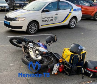 У Києві автомобіль збив мото-кур’єра