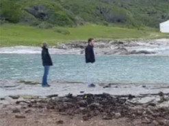 Парень в "джинсах-невидимках" "слился" с морем и удивил сеть. Фото оптической иллюзии