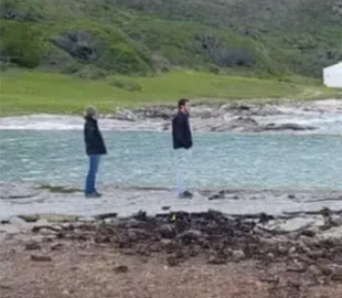 Парень в "джинсах-невидимках" "слился" с морем и удивил сеть. Фото оптической иллюзии