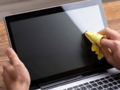 Чим протирати екран гаджету, щоб він не пошкодився і не було розводів: корисні поради