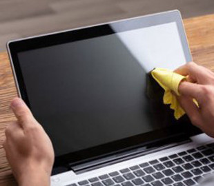 Чим протирати екран гаджету, щоб він не пошкодився і не було розводів: корисні поради