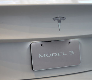 Tesla відкликає понад 321 000 автомобілів у США