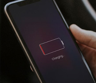 Українцям розповіли, які дії швидко вбивають акумулятор смартфона