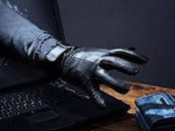 Поліцейські викрили в’язня, який ошукував людей через інтернет