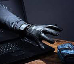 Поліцейські викрили в’язня, який ошукував людей через інтернет