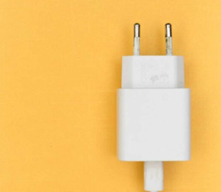 Чому сучасні бренди більше не додають зарядку в комплект