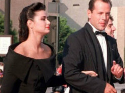 На стиле: Деми Мур показала архивное фото с Брюсом Уиллисом на красной дорожке "Эмми"