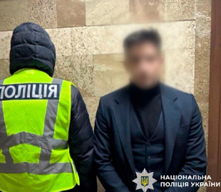 Кайданки, пістолет і «борг із повітря»: у Києві банда «бізнесменів» вимагала 50 тисяч доларів у 24-річного SMM-фахівця