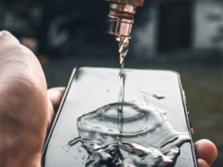 Як врятувати смартфон від води: поради для екстрених ситуацій