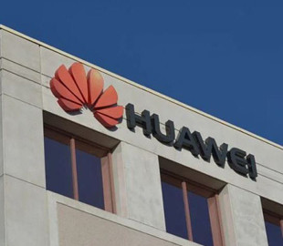 Под ударом санкций: обвиняемая в шпионаже Huawei сокращает производство