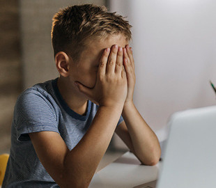 Психологи рассказали, как понять, что ребенок страдает от травли в интернете