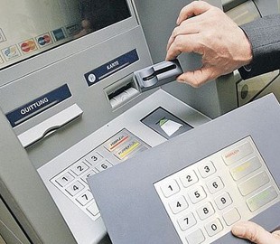25-летнюю киевлянку взяли с бандой скиммеров на грабеже банковских карт
