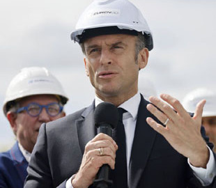 Макрон відновив роботу збройового заводу часів Першої світової війни: яку продукцію він випускатиме