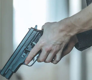 Чат-боти з ШІ масово допомагають планувати насильницькі напади — дослідження