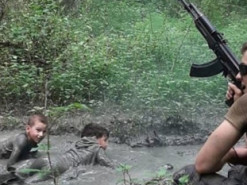 У РФ спецназівці змусили дітей повзти у бруді під дулом автомата