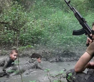 У РФ спецназівці змусили дітей повзти у бруді під дулом автомата