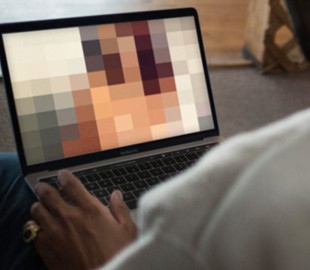 Поліцейські затримали чоловіка за розповсюдження порнографічного контенту