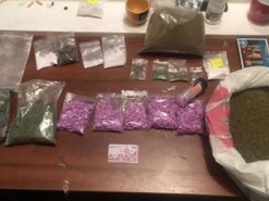 У Києві затримали групу осіб за збут наркотиків через Telegram і WhatsApp