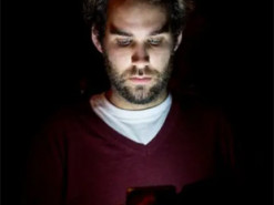 Ученые назвали опасное заболевание, которое может развиться из-за смартфона