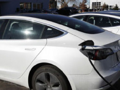 Tesla вручила покупателю новый Model 3 без важнейшей детали