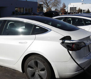 Tesla вручила покупателю новый Model 3 без важнейшей детали