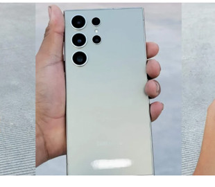 Galaxy S24 Ultra з матовою сріблястою панеллю показаний наживо