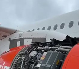 Російський Superjet-100 почав розвалюватися у повітрі