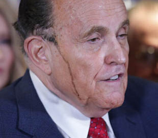 У адвоката Трампа во время брифинга потекла краска для волос: в сети появились фотожабы