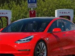 Маск просить акціонерів про виплати у $1 трильйон — поки доходи Tesla падають