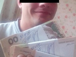 Мужчина запостил селфи с деньгами и его ограбили