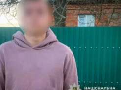 Сховав iPhone у кишеню, а в посилку поклав «цеглинку»: чим закінчилася витівка на Хмельниччині