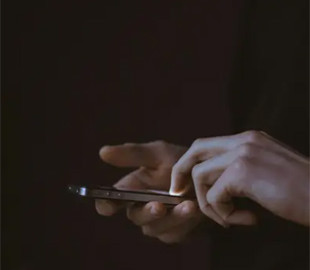 Ваш смартфон зможе працювати довше під час відключень світла: ось як підготуватися