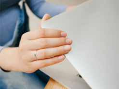 Чому не можна закривати кришку ноутбука одразу після вимкнення