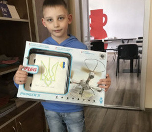 Третьокласник з Теофіполя передав українським військовим дрон, який отримав у подарунок на день народження