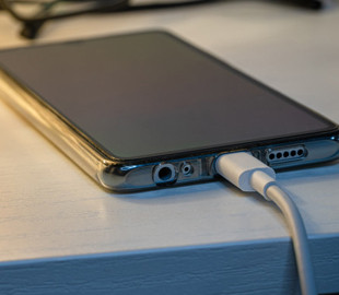 Чи можна залишати смартфон на зарядці на ніч: коротке пояснення фахівця