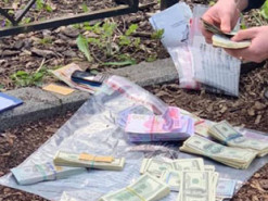 «В обміннику в мене вкрали 75 тисяч доларів»: у Києві накрили мережу фальшивих пунктів обміну валют