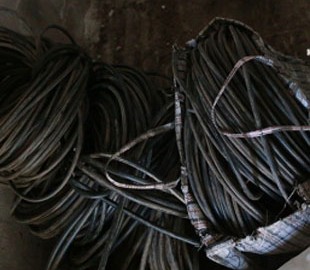 В Мариуполе супружеская пара попалась на краже кабеля