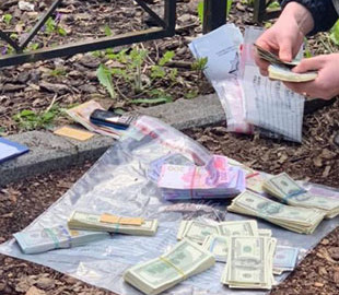 «В обміннику в мене вкрали 75 тисяч доларів»: у Києві накрили мережу фальшивих пунктів обміну валют