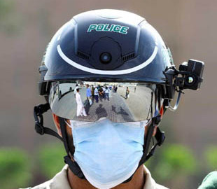 Китайским полицейским выдали шлемы для автоматического измерения температуры у людей