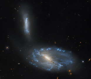 "Хаббл" показав, як взаємодіють дві галактики