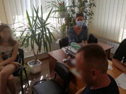 На Харківщини троє дівчат зірвали дорожній знак заради відео в TikTok