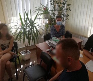 На Харківщини троє дівчат зірвали дорожній знак заради відео в TikTok
