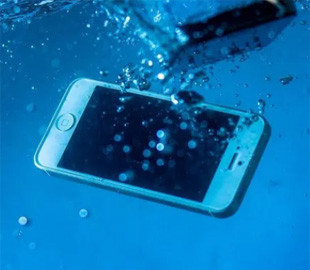 Що робити, якщо телефон впав у воду: покрокова інструкція з порятунку смартфона