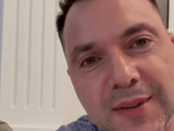 "Мочитимемо один одного": Подоляк і Арестович у новому відео оголосили між собою "війну"