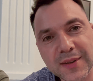 "Мочитимемо один одного": Подоляк і Арестович у новому відео оголосили між собою "війну"