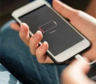 Що “вбиває” батарею смартфона: 3 помилки при зарядці
