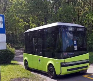 Їдуть повільно, але впевнено: у польському Катовіце випустили на маршрут безпілотні автобуси