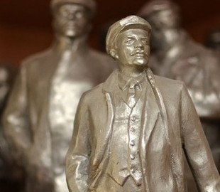 Жінка під час війни продавала в Instagram статуетки Леніна і Дзержинського