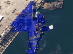 Перекинутий під час спуску 5000-тонний есмінець КНДР показали з супутника