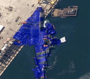 Перекинутий під час спуску 5000-тонний есмінець КНДР показали з супутника